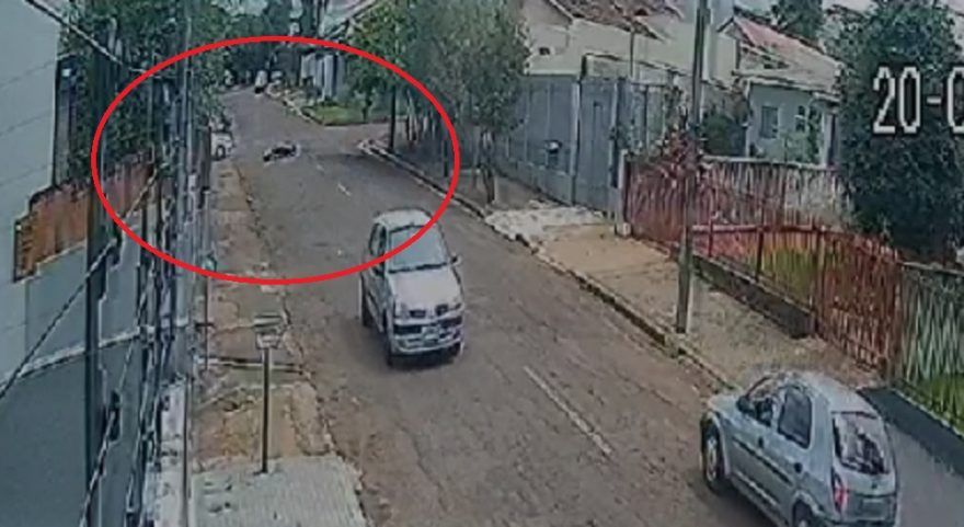 Câmera flagra motociclista caindo ao passar por buraco na Rua Castro