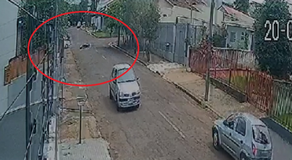 Câmera flagra motociclista caindo ao passar por buraco na Rua Castro