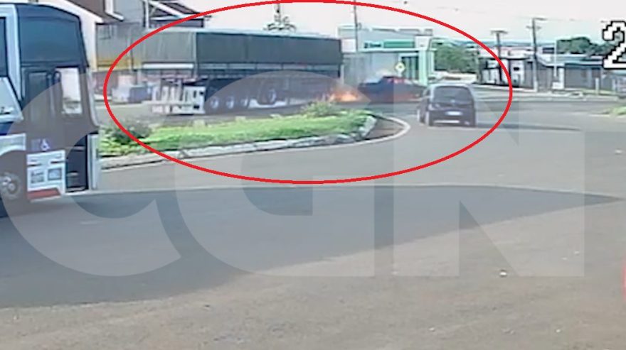Impressionante! câmera flagra caminhão atingindo carro em grave acidente na BR-277