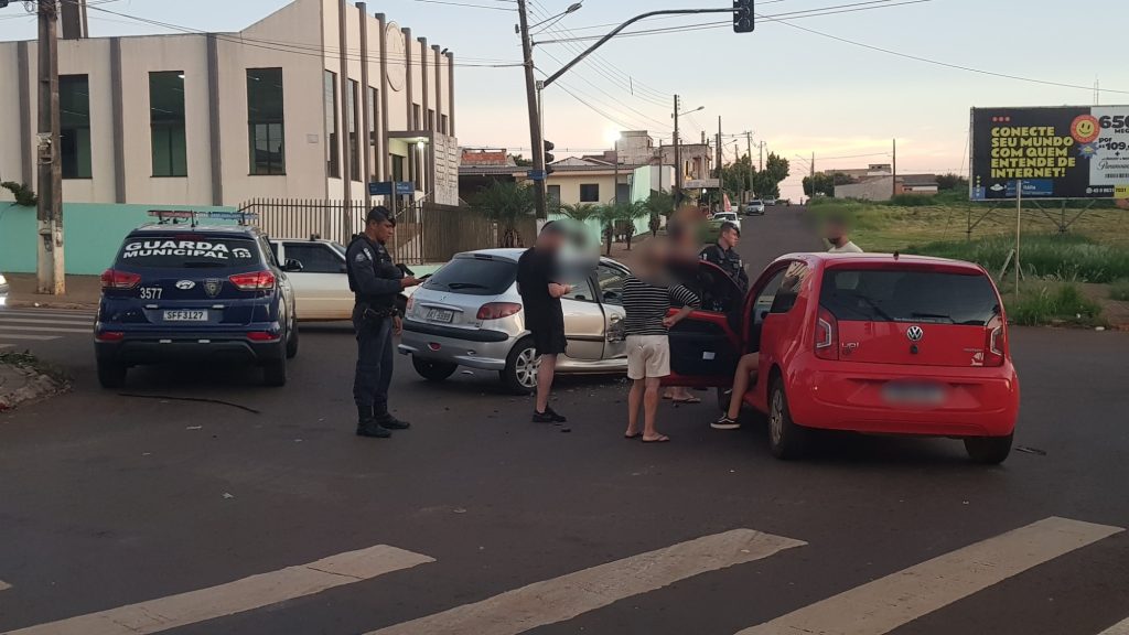 Forte colisão entre carros é registrada no Bairro Cascavel Velho