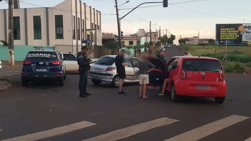 Forte colisão entre carros é registrada no Bairro Cascavel Velho