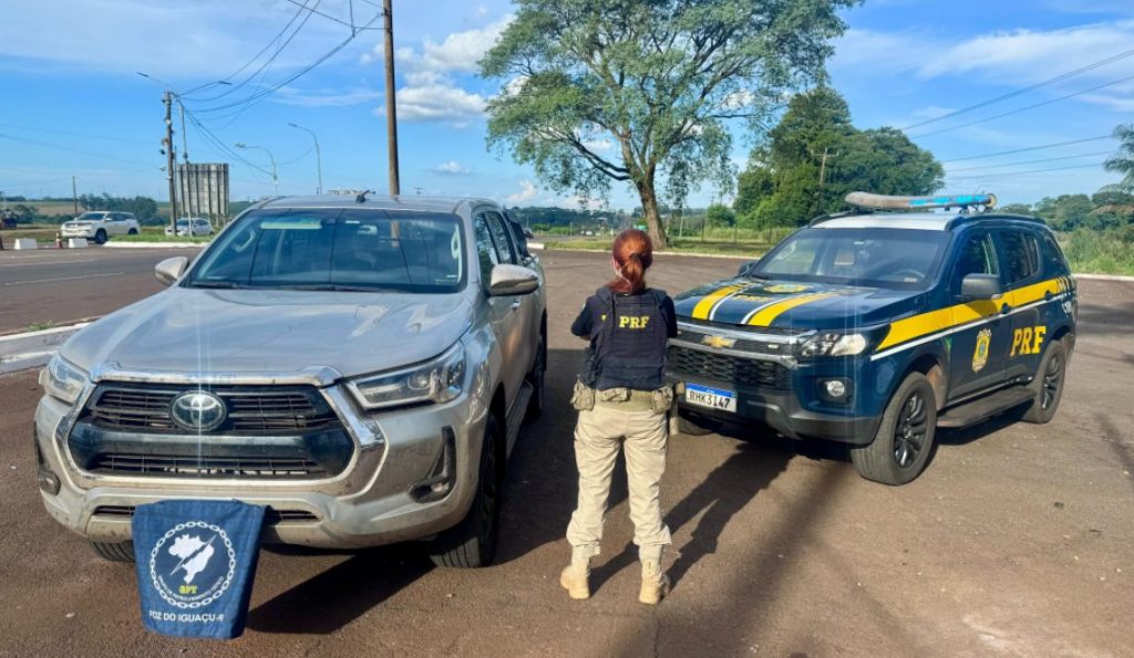 PRF recupera Hilux furtada em MG durante abordagem na BR-277
