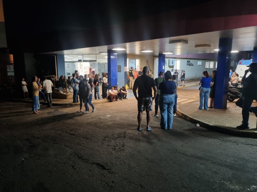 Família e amigos se unem em frente ao HU em oração para criança que caiu de apartamento