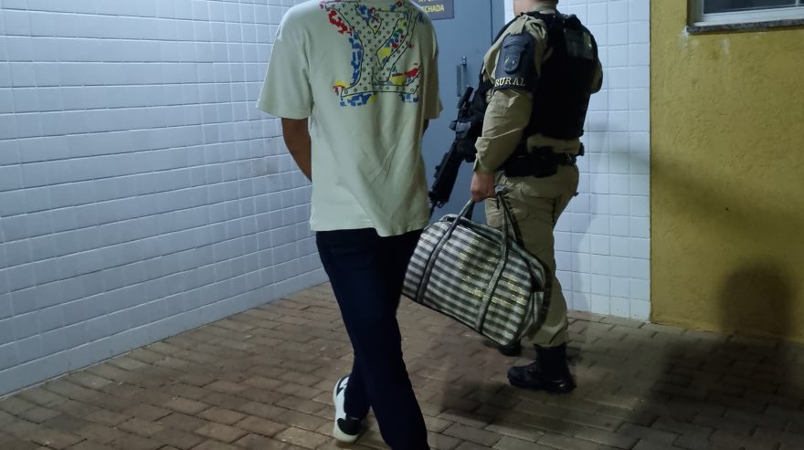 Jovem é detido com maconha e cigarros ilegais em ônibus interestadual na BR-369