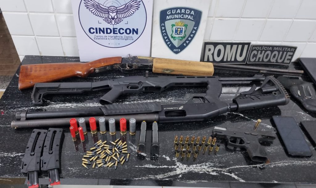 GM e PM prendem quatro suspeitos de assalto e recuperam armas roubadas, em operação no bairro Brasília