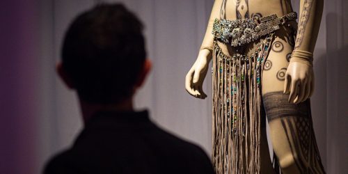 Exposição em SP celebra 50 anos de carreira solo de Ney Matogrosso Imagem referente a Exposição em SP celebra 50 anos de carreira solo de Ney Matogrosso
