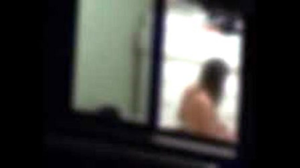 “Pervertido”: mulher faz barraco após vizinho a ver em trajes íntimos pela janela em Goioerê