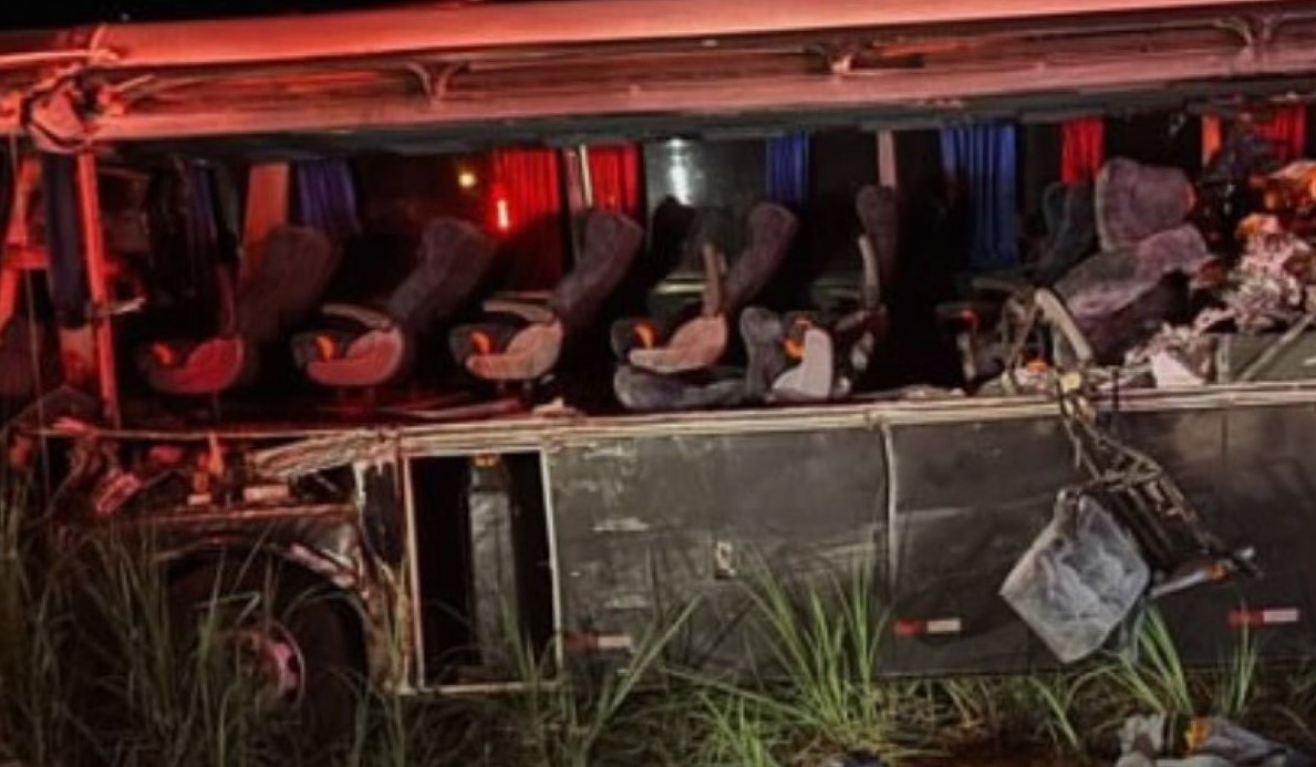Acidente com ônibus universitário e carreta deixa 12 mortos