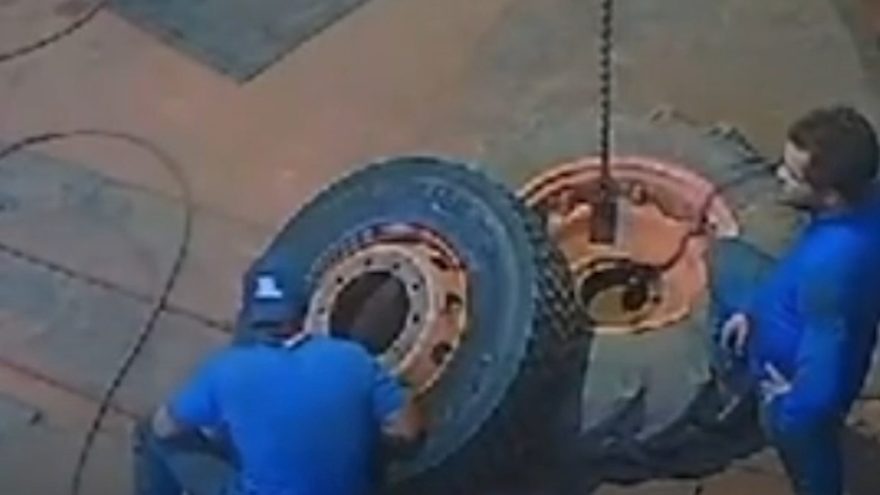 Vídeo: pneu de caminhão explode em oficina e atinge borracheiro
