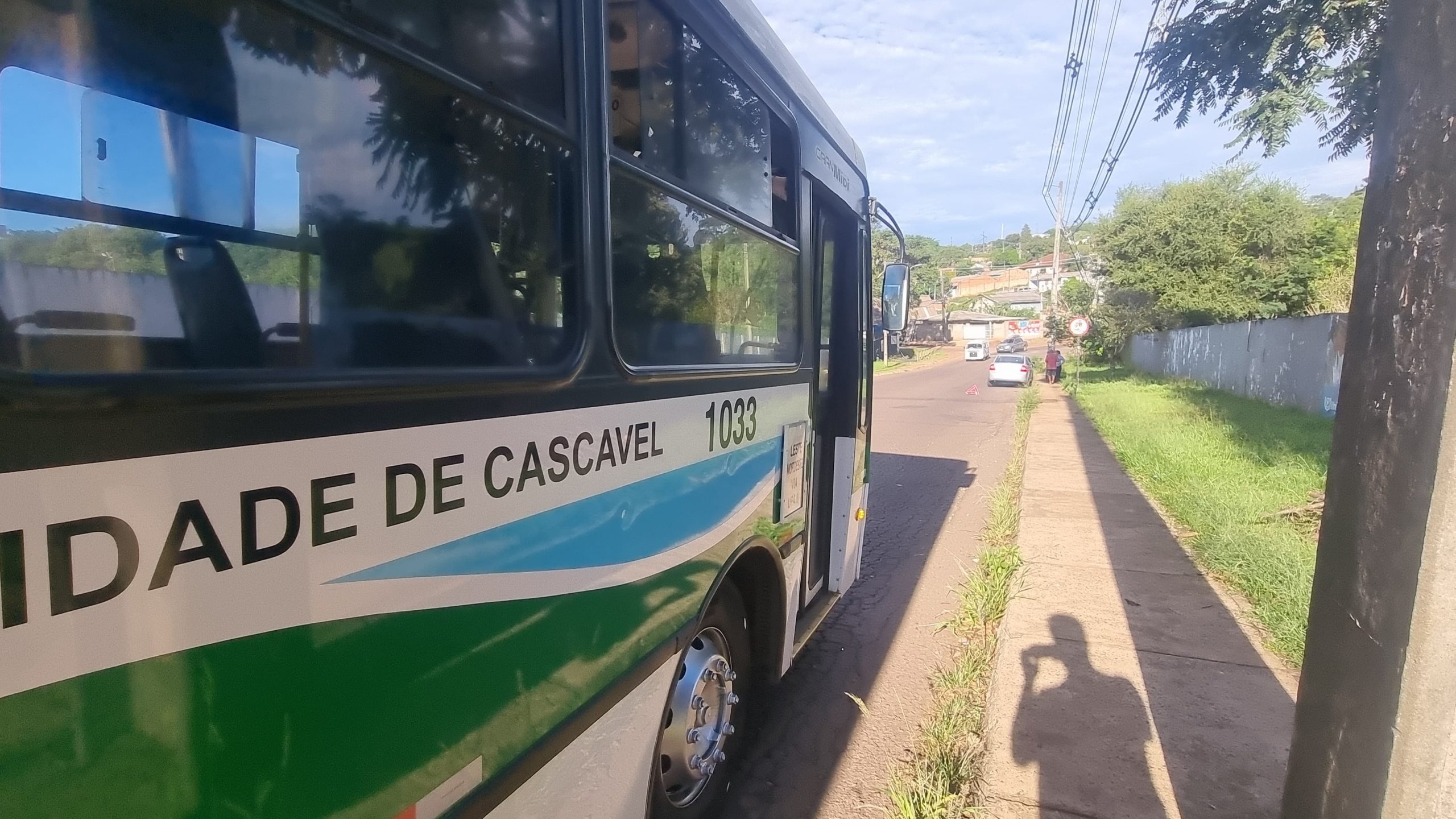 Focus e ônibus do transporte coletivo colidem na rua Maracaí