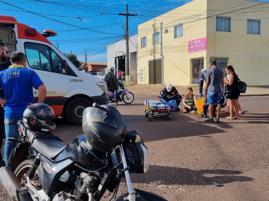 Mulher fica ferida após colisão entre carro e moto na Rua Antonina