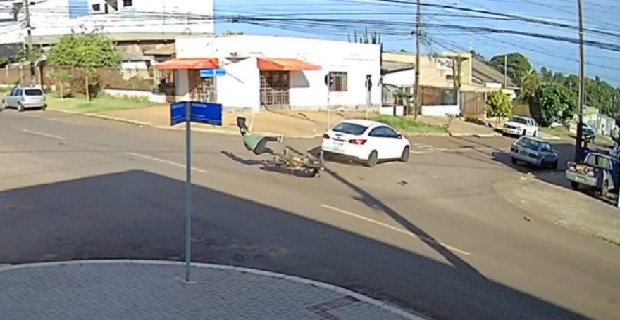 Motociclista é arremessada após colisão com carro na Rua Antonina