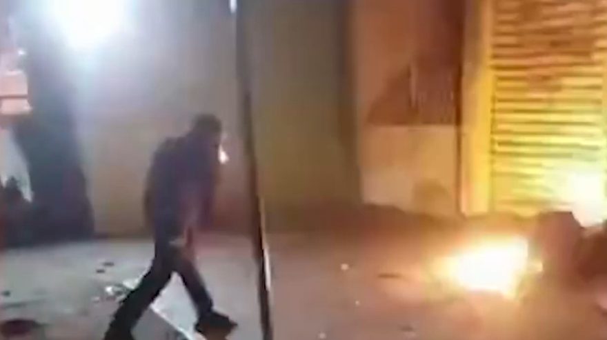 Adolescente atira coquetel molotov em morador de rua