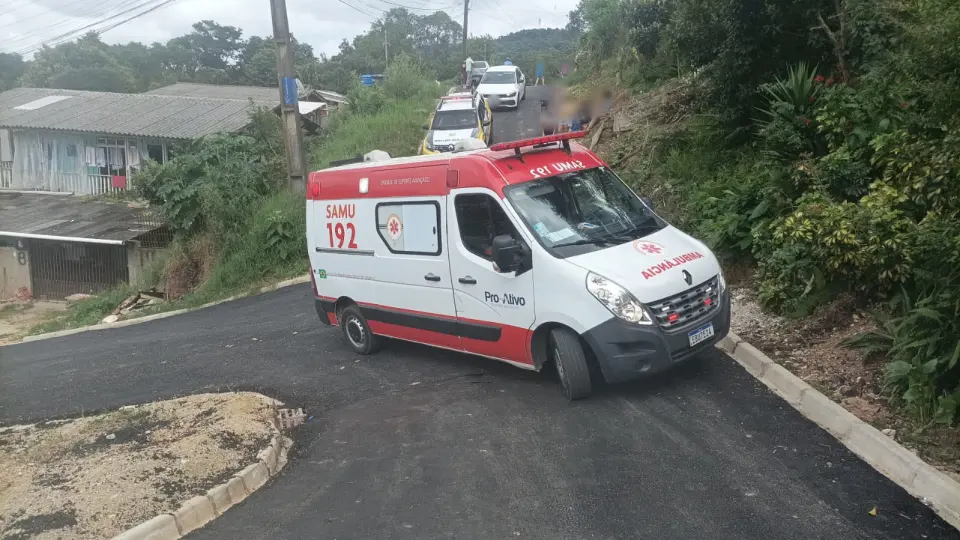 Ex-namorado desfere múltiplos golpes de faca em jovem que não aceitava o fim do relacionamento