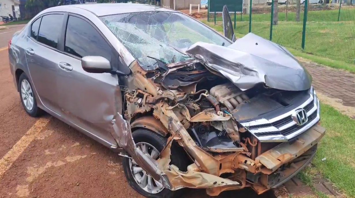 Forte colisão entre carro e caminhão é registrada no Bairro Santo Onofre Forte colisão entre carro e caminhão é registrada no Bairro Santo Onofre