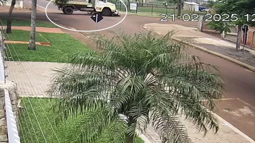 Imagens de câmera de segurança registram forte colisão entre carro e caminhão no Santo Onofre