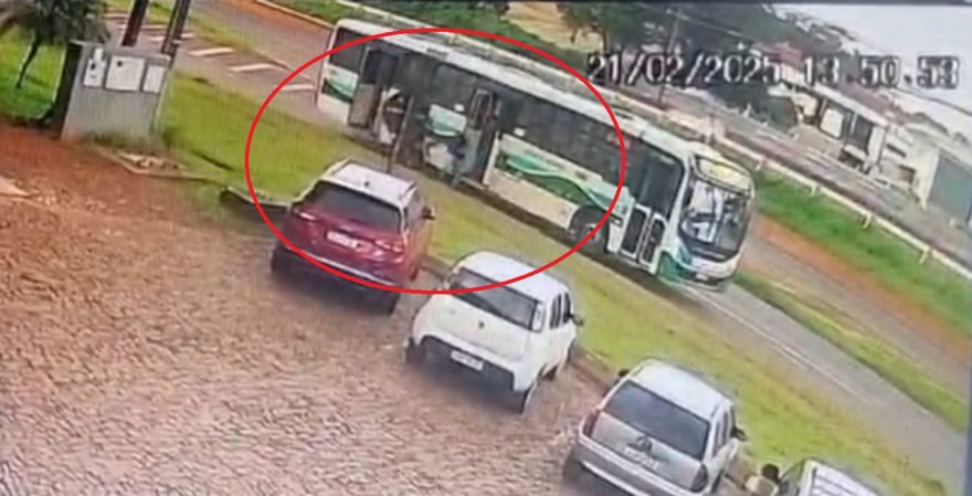 Câmera flagra passageira de ônibus sendo atropelada por moto