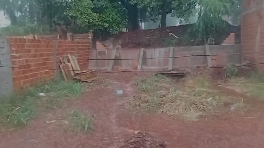 Morador desesperado: quintal vira cachoeira por falta de muro de contenção adequado
