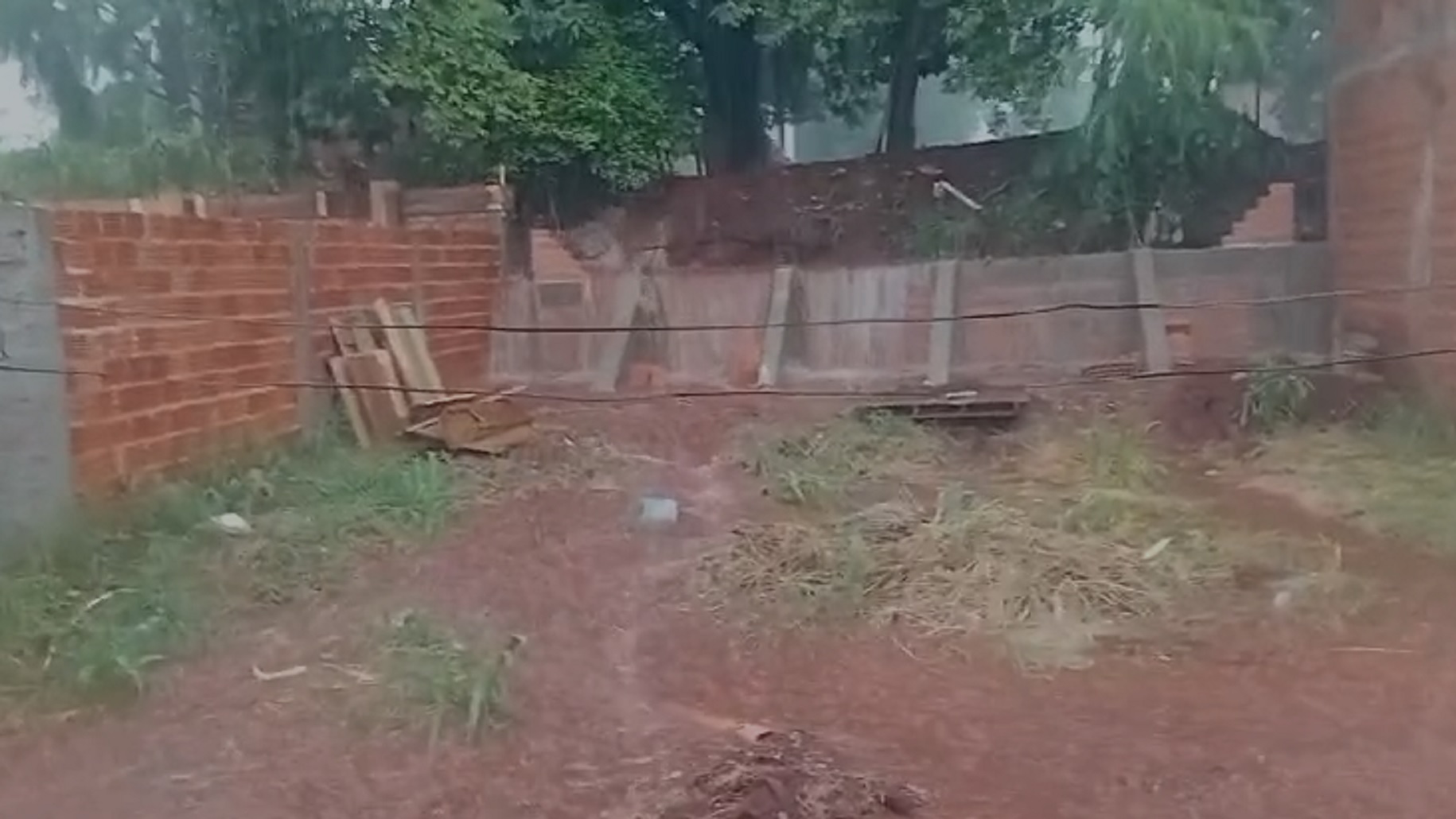 Morador desesperado: quintal vira cachoeira por falta de muro de contenção adequado Morador desesperado: quintal vira cachoeira por falta de muro de contenção adequado