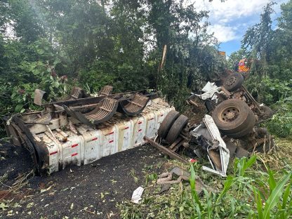 Motorista de 65 anos fica preso em ferragens após caminhão capotar em Santa Catarina Imagem referente a Motorista de 65 anos fica preso em ferragens após caminhão capotar em Santa Catarina