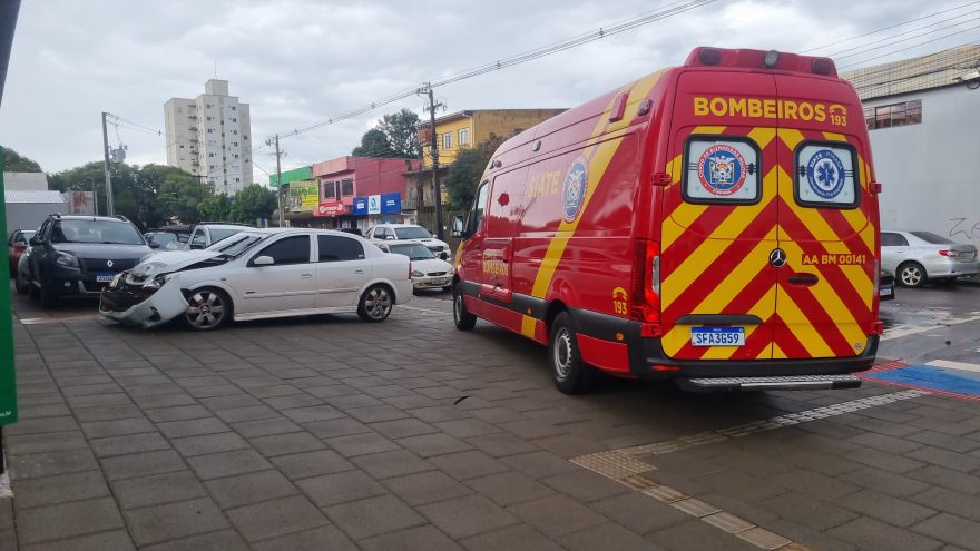 Idoso é socorrido pelo Siate em acidente de trânsito no Centro