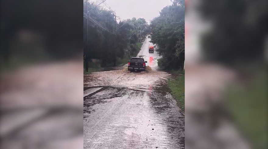 Com fortes chuvas, águas invadem novamente a Rua Salgado Filho
