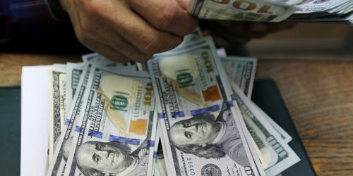 Dólar sobe para R$ 5,73 com novo coronavírus na China Imagem referente a Dólar sobe para R$ 5,73 com novo coronavírus na China