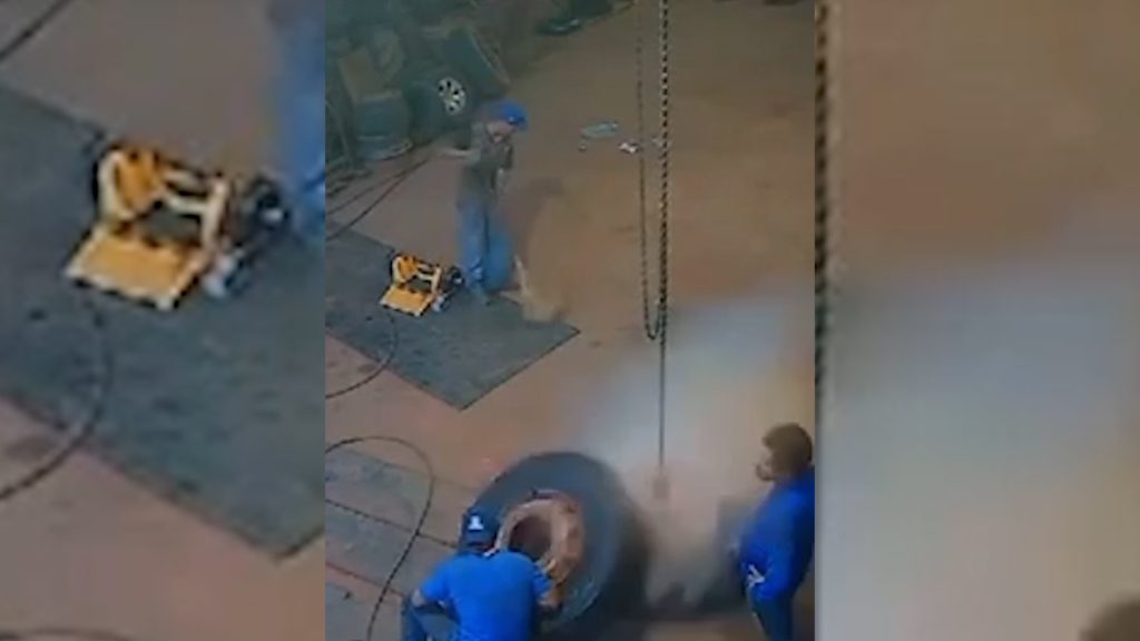 Explosão chocante: borracheiro é arremessado após pneu de caminhão estourar em oficina