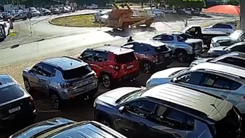 Não era a hora? Poste cai e mulher escapa por milagre; veja o Vídeo