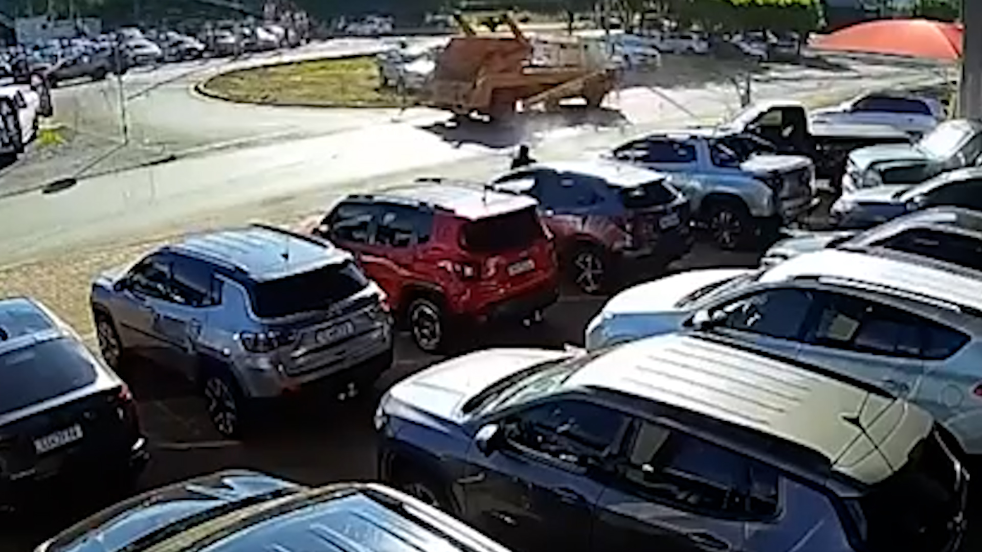 Não era a hora? Poste cai e mulher escapa por milagre; veja o Vídeo