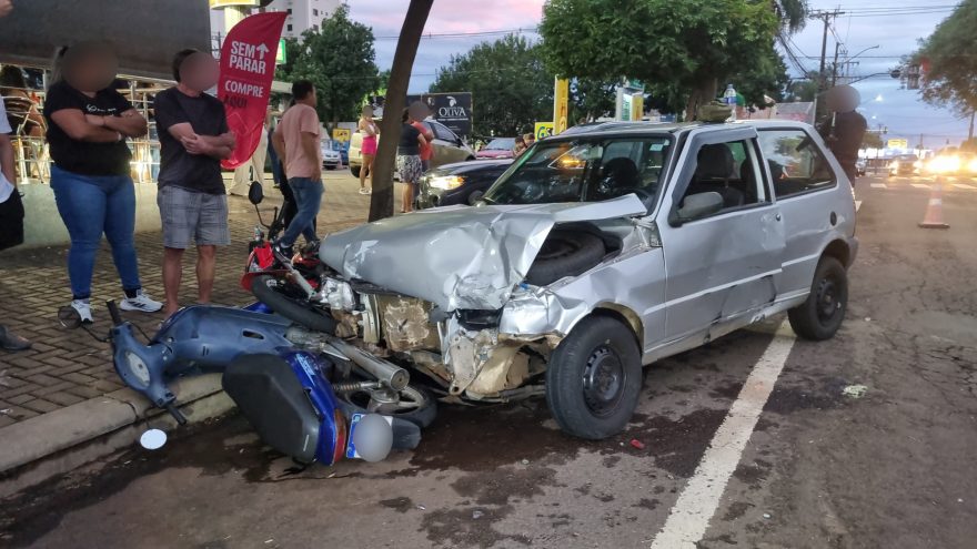 Pancada! carros se envolvem em forte batida no Centro e motos são atingidas
