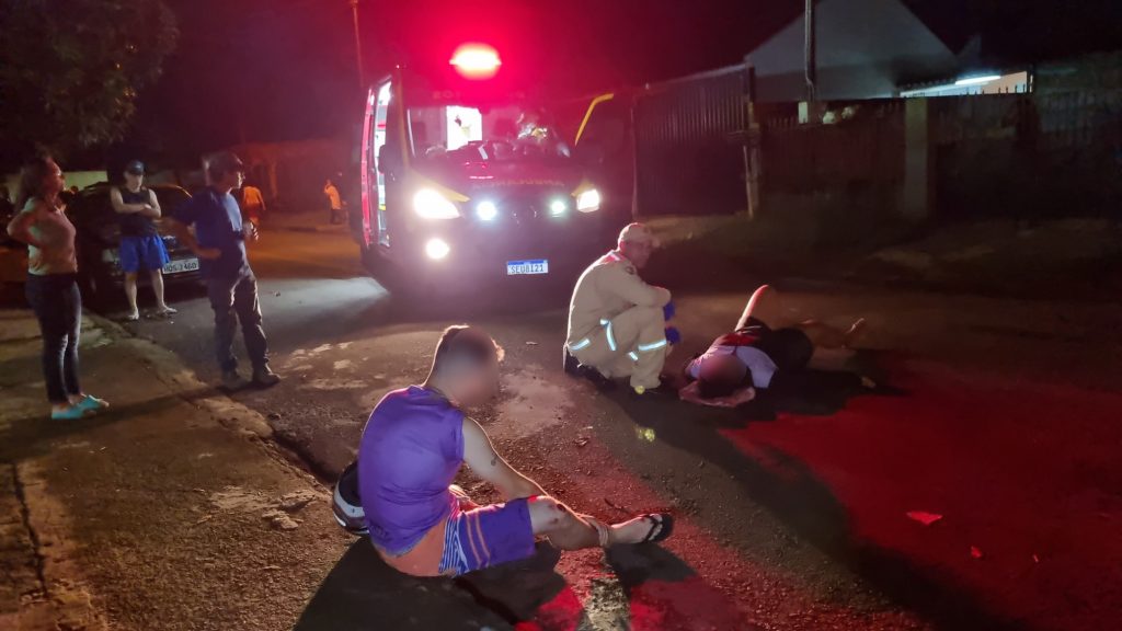 Ao desviar de cão, homem e mulher caem de moto no Bairro Interlagos