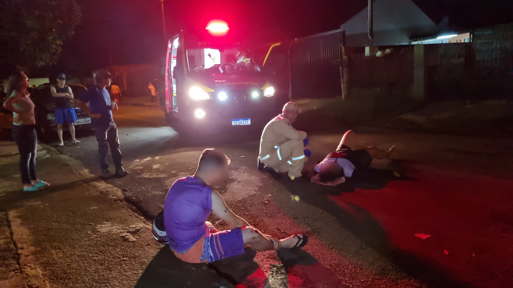 Ao desviar de cão, homem e mulher caem de moto no Bairro Interlagos