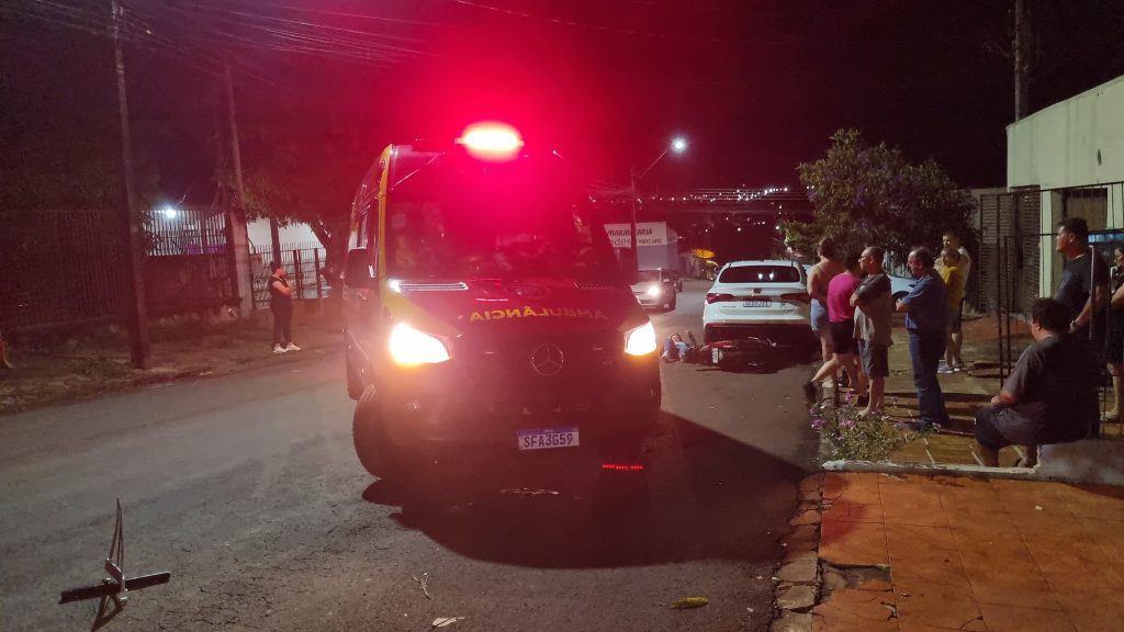 Ao ser fechada por carro, motociclista desvia, mas atinge outro parado no Bairro Floresta