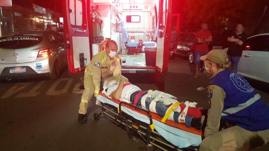 Jovem sofre diversas fraturas em batida entre carro e moto no Universitário