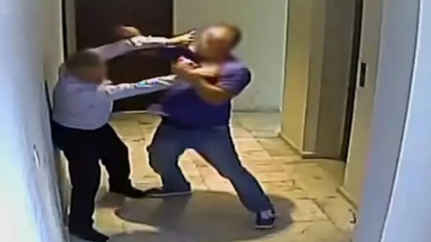 Vídeo: advogado agride porteiro após irmã ficar presa em elevador