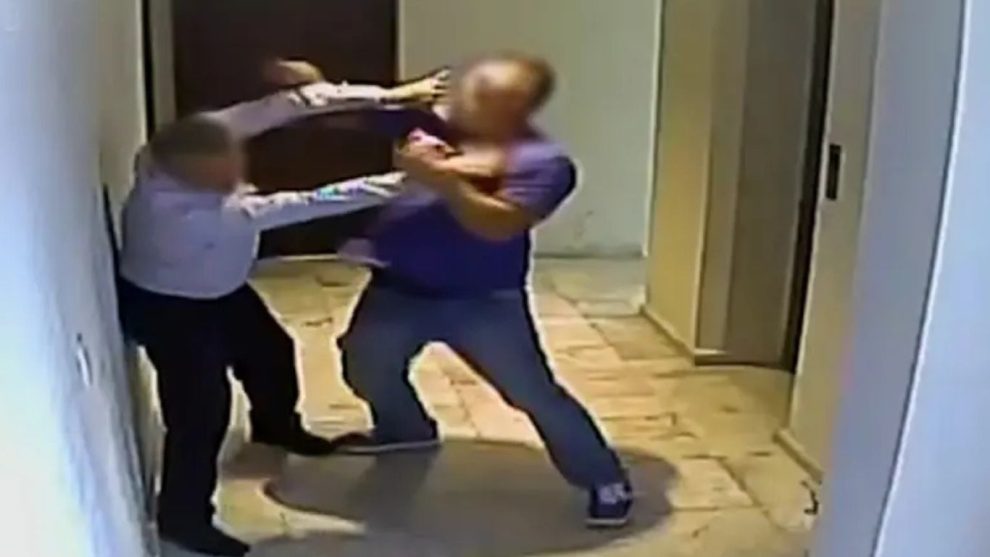 Vídeo: advogado agride porteiro após irmã ficar presa em elevador