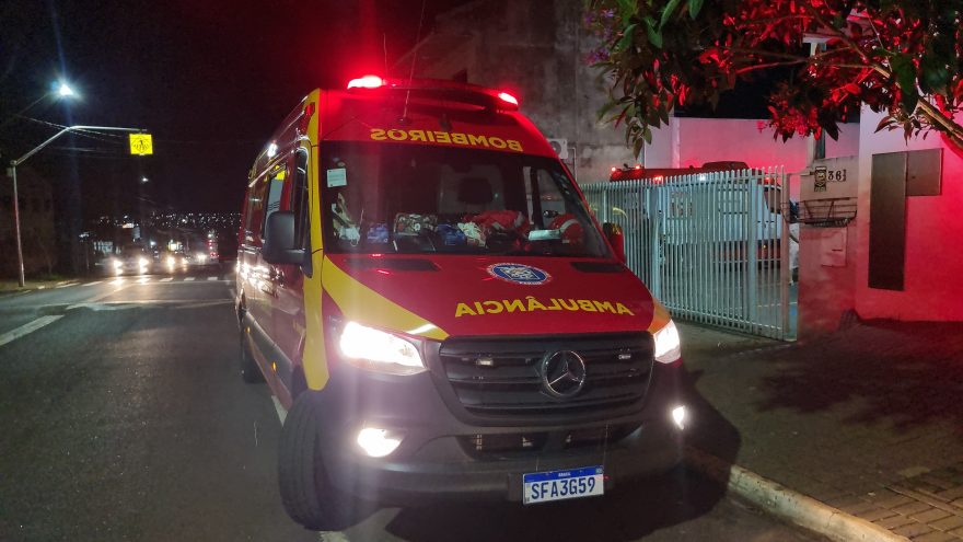 Menino fica “preso” entre veículos e se machuca em estacionamento de igreja na Rua Itália