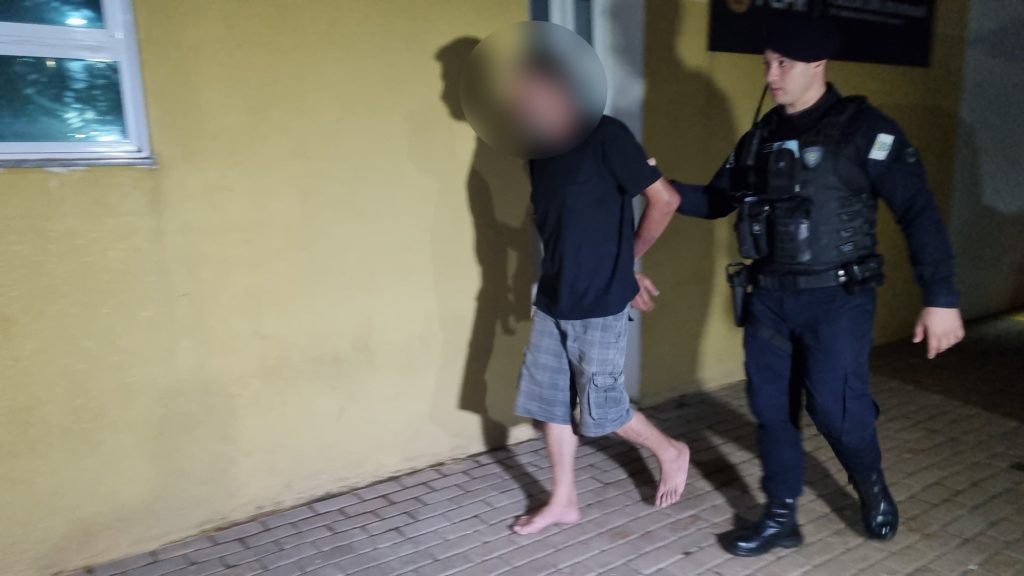 Machão! Homem rasga roupa da mulher durante discussão dentro do carro no Bairro São Cristóvão