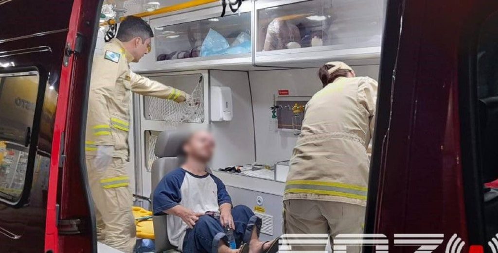 Anão cai de motocicleta sem que condutora perceba em Foz do Iguaçu