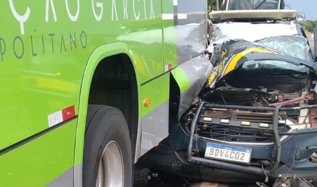 Colisão entre viatura da PRF e ônibus deixa dois policiais feridos na BR-376, em Mandaguaçu