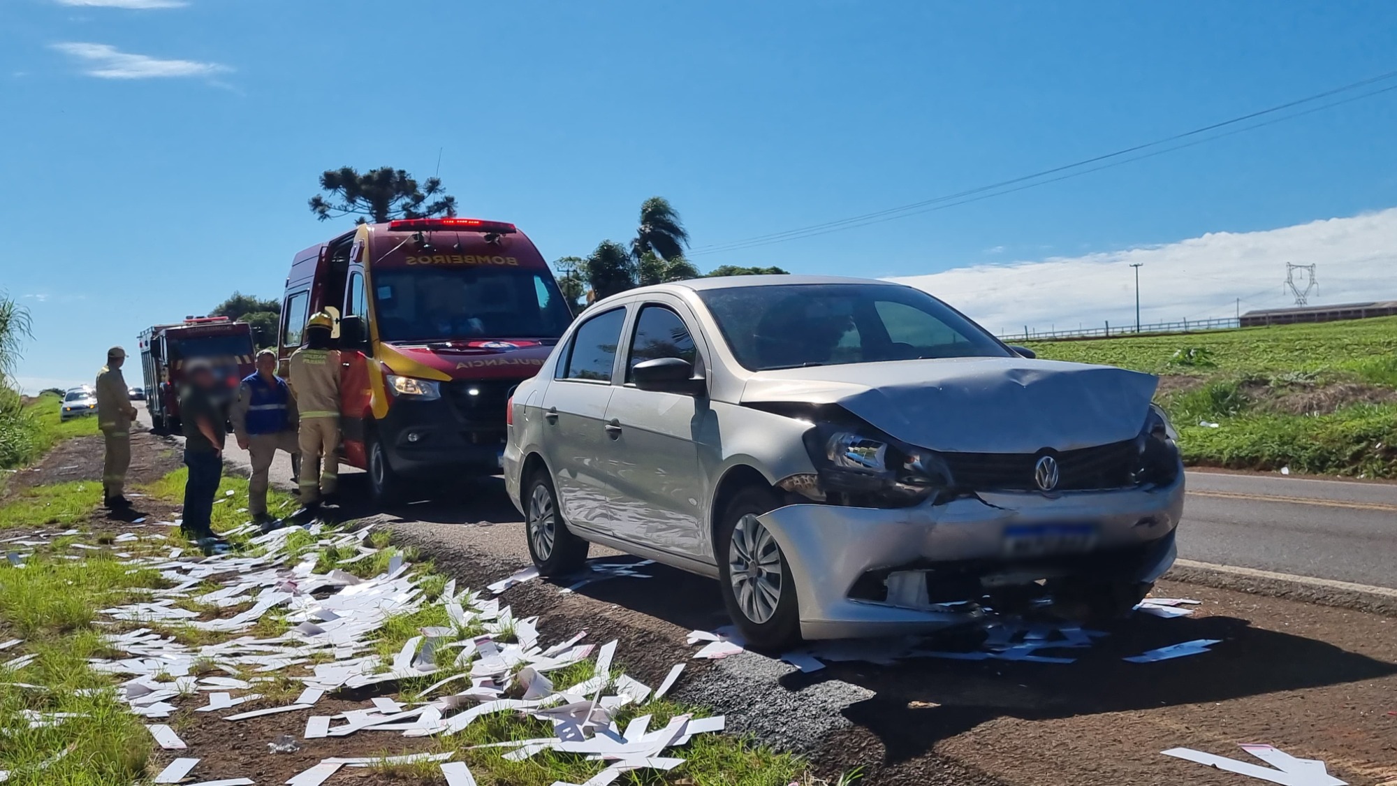 Passageira de Voyage é socorrida após acidente na BR-277