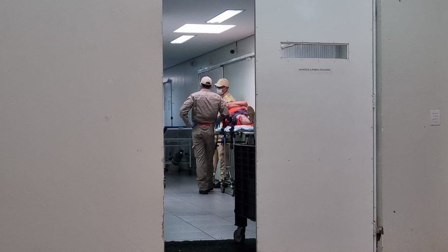Homem cai de cinco metros de altura enquanto cortava galhos de árvore no Centro