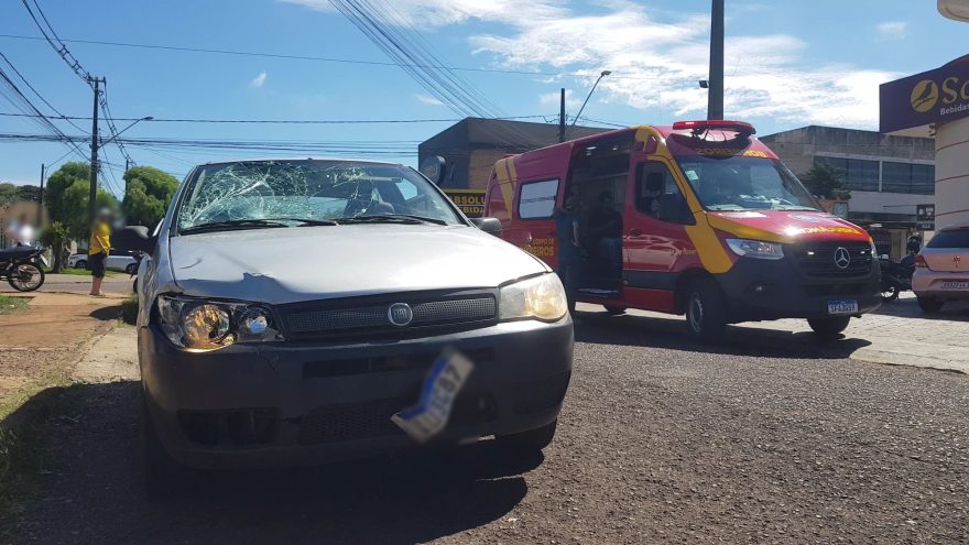 Motociclista de 28 anos é socorrido após colisão com veículo Palio no Universitário