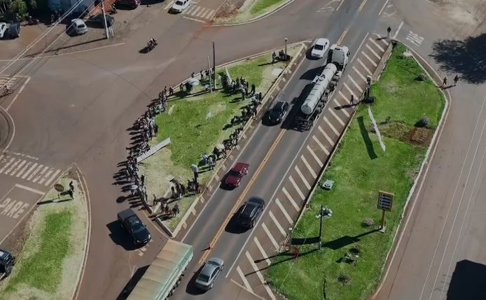 Manifestação pacífica reúne multidão em memória das vítimas de acidentes em Matelândia