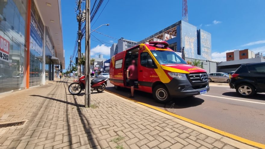 Passageiro desmaia e cai de moto após colocar piercing na bochecha