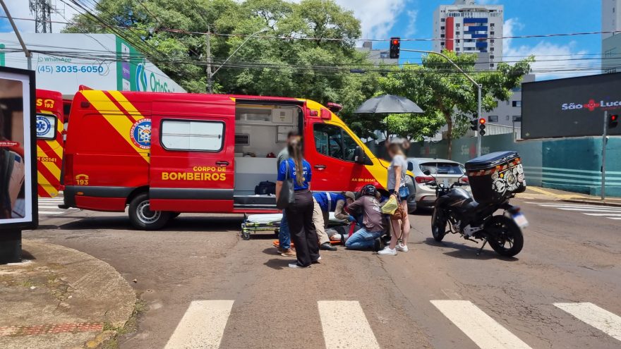 Mulher de 73 anos fratura braço após ser atingida por carro no Centro