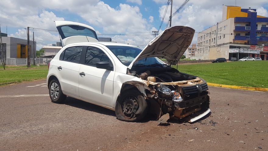 Veículo Gol fica destruído após se envolver em um acidente de trânsito na Avenida das Torres