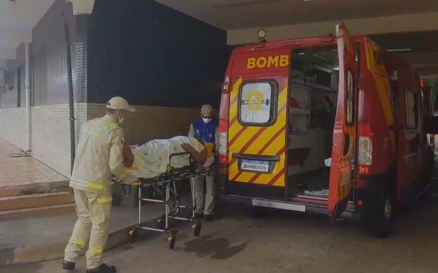 Violência em plena luz do dia: homem é agredido a pauladas e suspeito foge