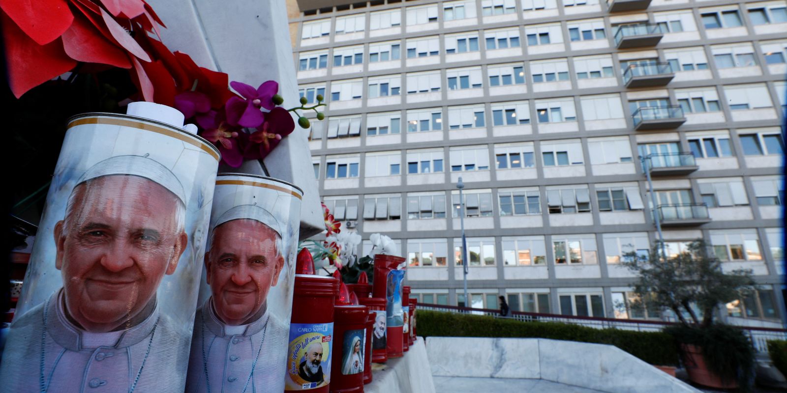 Após crise respiratória, Papa Francisco recebe transfusão de sangue Após crise respiratória, Papa Francisco recebe transfusão de sangue